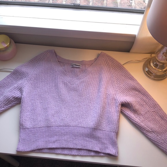 SOLD Lilac sweater with v-neck detail - Picture 2 of 6